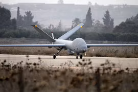 Một máy bay không người lái của Israel bay gần biên giới Israel-Syria ngày 29/11. (Nguồn: AFP)
