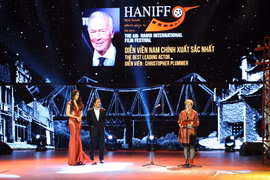 Trao giải thưởng Nam diễn viên chính xuất sắc nhất cho diễn viên Christopher Plummer trong phim 'Hồi ức' của Canada. (Ảnh: Minh Đức/TTXVN)