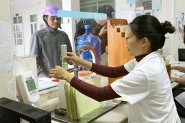  Nhân viên y tế giám sát điều trị trị thay thế nghiện các chất dạng thuốc phiện bằng Methadone cho người nghiện. (Ảnh: Dương Ngọc/TTXVN) 