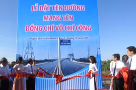 Nghi thức đặt tên đường Võ Chí Công. (Ảnh: Hoàng Hải/TTXVN)