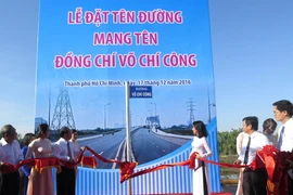 Nghi thức đặt tên đường Võ Chí Công. (Ảnh: Hoàng Hải/TTXVN)
