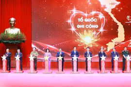 Thủ tướng Phạm Minh Chính và các đại biểu thực hiện nghi thức ra mắt ngân hàng gen (ADN) liệt sỹ chưa xác định được thông tin. (Ảnh: Dương Giang/TTXVN)