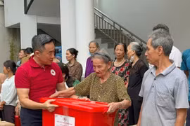 Trao tặng thùng hàng cứu trợ của Hội chữ thập đỏ Việt nam. (Ảnh: Trung ương Hội Chữ thập đỏ Việt Nam)