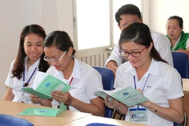 Người lao động kiểm tra quá trình đóng bảo hiểm xã hội. (Ảnh: PV/Vietnam+)