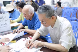 Chi trả lương hưu, trợ cấp bảo hiểm xã hội cho người cao tuổi. (Ảnh: PV/Vietnam+)