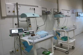 Trẻ sinh non được điều trị tại Khoa Sơ sinh, Bệnh viện Sản Nhi tỉnh Bắc Ninh. (Ảnh: Thanh Thương/TTXVN)