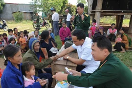 Người thầy thuốc 11 năm thủy chung với huyện đảo vùng biên