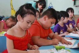 Trẻ em trong giờ học tập tô màu. (Ảnh minh họa: Phạm Cường/TTXVN)