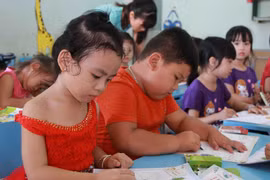 Trẻ em trong giờ học tập tô màu. (Ảnh minh họa: Phạm Cường/TTXVN)