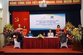 Quang cảnh buổi lễ ký kết. (Ảnh: PV/Vietnam+)
