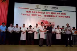 Trao thẻ hiến tạng cho cán bộ của Viện huyết học và Truyền máu Trung ương. (Ảnh: PV/Vietnam+)