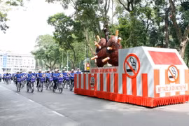 Học sinh, sinh viên tham gia đạp xe diễu hành tuyên truyền phòng, chống tác hại của thuốc lá. (Ảnh: Phương Vy/TTXVN)
