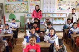 Giờ uống sữa học đường tại bản điểm trường Thung Khạng (xã Châu Bình, Quỳ Châu, Nghệ An).