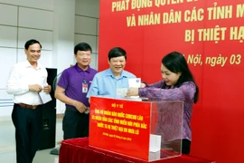  Bộ trưởng Bộ Y tế Nguyễn Thị Kim Tiến cùng lãnh đạo Bộ, các đơn vị và cán bộ ủng hộ đồng bào bị thiệt hại do mưa lũ. (Ảnh: Dương Ngọc/TTXVN)