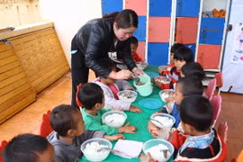 Bữa ăn trưa của học sinh trường Mầm non xã Tá Bạ, huyện Mường Tè (Lai Châu). (Ảnh: TTXVN/Vietnam+)