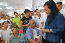 Bệnh nhân tại Bệnh viện Đa khoa tỉnh Ninh Bình chia sẻ về việc phải chờ đợi lâu khi đi khám bệnh. (Ảnh: PV/Vietnam+)