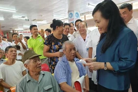 Bệnh nhân tại Bệnh viện Đa khoa tỉnh Ninh Bình chia sẻ về việc phải chờ đợi lâu khi đi khám bệnh. (Ảnh: PV/Vietnam+)