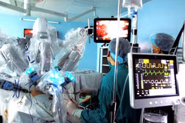Ca phẫu thuật nội soi bằng robot cắt bỏ tuyến tiền liệt cho một người đàn ông. (Ảnh: TTXVN/Vietnam+)