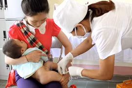 Tiêm chủng là cách phòng ngừa bệnh hiệu quả. (Ảnh: TTXVN/Vietnam+)