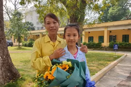 Hai mẹ con bé Trần Ngọc Diệu vui mừng khi đã chiến thắng bệnh lao màng não. (Ảnh: PV/Vietnam+)