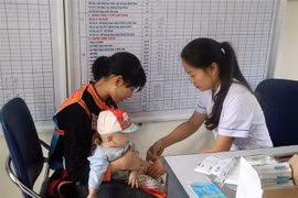 Tiêm chủng cho trẻ em. (Ảnh: Công Tuyên/TTXVN)