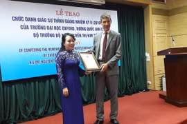 Đại sứ quán Vương quốc Anh tại Việt Nam trao chức danh giáo sư thỉnh giảng nhiệm kỳ 2 cho Bộ trưởng Bộ Y tế. (Ảnh: T.G/Vietnam+)