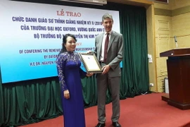 Đại sứ quán Vương quốc Anh tại Việt Nam trao chức danh giáo sư thỉnh giảng nhiệm kỳ 2 cho Bộ trưởng Bộ Y tế. (Ảnh: T.G/Vietnam+)