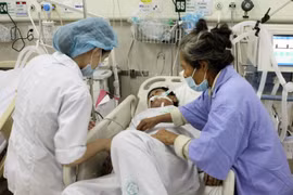 Nhân viên y tế cấp cứu cho bệnh nhân bị đột quỵ. (Ảnh: Dương Ngọc/TTXVN)
