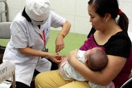 Hơn 1.500 trẻ được tiêm vắcxin Quinvaxem trong tuần qua