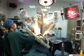 Phẫu thuật nội soi bằng robot thành công cho một bé trai 