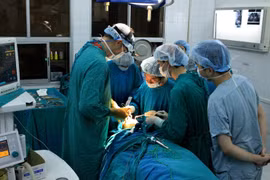 Một ca mổ chỉnh hình xương hàm mặt cho bệnh nhân. (Ảnh: TTXVN/Vietnam+)