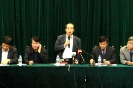 Ông Trần Đắc Phu, Cục trưởng Cục Y tế Dự phòng (Bộ Y tế) trả lời phỏng vấn các cơ quan báo chí tại buổi họp báo, sáng 26/12. (Ảnh: Dương Ngọc/TTXVN)