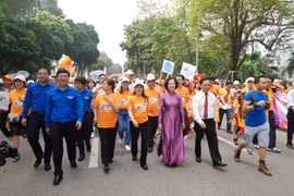 Các đại biểu hưởng ứng phong trào đi bộ 10.000 bước chân mỗi ngày. (Ảnh: PV/Vietnam+)