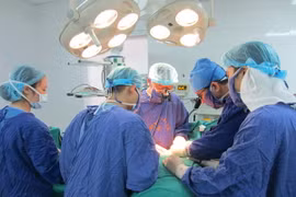 Các bác sỹ của Bệnh viện 19-8 thực hiện ca ghép dây thần kinh chéo ngực cho bệnh nhân. (Ảnh: PV/Vietnam+)