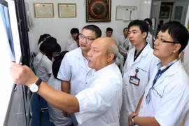 Các bác sỹ của Viện Chấn thương chỉnh hình hội chẩn về một ca bệnh khó. (Ảnh: TTXVN/Vietam+)