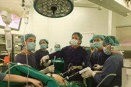 Giáo sư Trần Bình Giang thực hiện một ca phẫu thuật nội soi. (Ảnh: PV/Vietnam+)