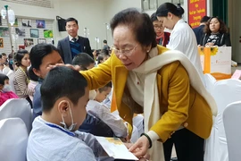 [Photo] Trao quà cho bệnh nhi ung thư có hoàn cảnh khó khăn