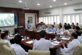 Các bác sỹ Bệnh viện Nhân Dân Gia Định hỗ trợ chẩn đoán từ xa cho bệnh nhân ở Bệnh viện huyện Củ Chi. (Ảnh: TTXVN/Vietnam+)
