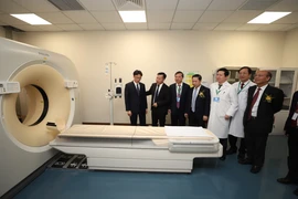 Phó Thủ tướng Chính phủ Vũ Đức Đam tham quan cơ sở vật chất của bệnh viện. (Ảnh: PV/Vietnam+)