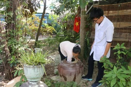 Nhân viên y tế hướng dẫn người dân cách phòng bệnh, giữ gìn vệ sinh môi trường sống. (Ảnh Hoa Mai/TTXVN)