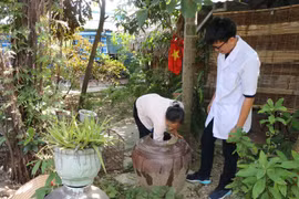 Nhân viên y tế hướng dẫn người dân cách phòng bệnh, giữ gìn vệ sinh môi trường sống. (Ảnh Hoa Mai/TTXVN)