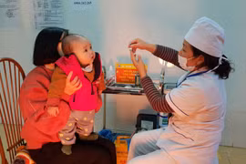 Tiêm chủng cho trẻ nhỏ. (Ảnh: T.G/Vietnam+)