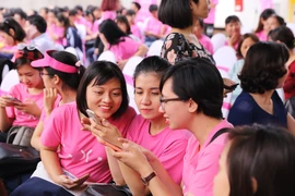Các bạn trẻ trong Lễ phát động Chiến dịch “Tầm soát ung thư vú ngay khi sang tuổi 40.” (Ảnh: PV/Vietnam+)