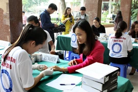 Xét nghiệm đường huyết miễn phí cho người dân. (Ảnh: Dương Ngọc/TTXVN)