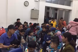 Bệnh nhân tới khám đông bất ngờ tại Bệnh viện Bệnh nhiệt đới Trung ương. (Ảnh: PV/Vietnam+)