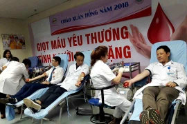 Các y bác sỹ của Viện Huyết học-Truyền máu Trung ương tham gia hiến máu nhân đạo. (Ảnh: T.G/Vietnam+)