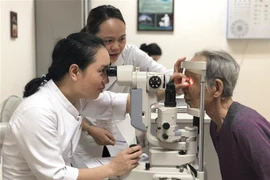 Khám mắt cho người cao tuổi. (Ảnh: Mai Trang/TTXVN)