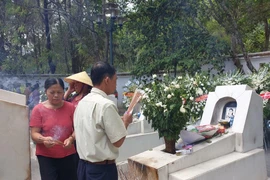 Người dân thắp hương tưởng nhớ các cô gái thanh niên xung phong. (Ảnh: T.G/Vietnam+)