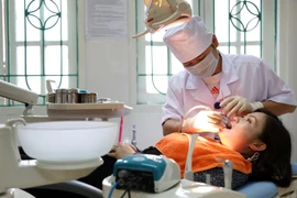 Khám, chữa bệnh cho nhân dân tại Trung tâm Y tế Dự phòng tỉnh Phú Thọ. (Ảnh: Trung Kiên/TTXVN)