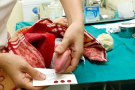 [Mega Story]: Chuyện những em bé ăn vào… là phát bệnh